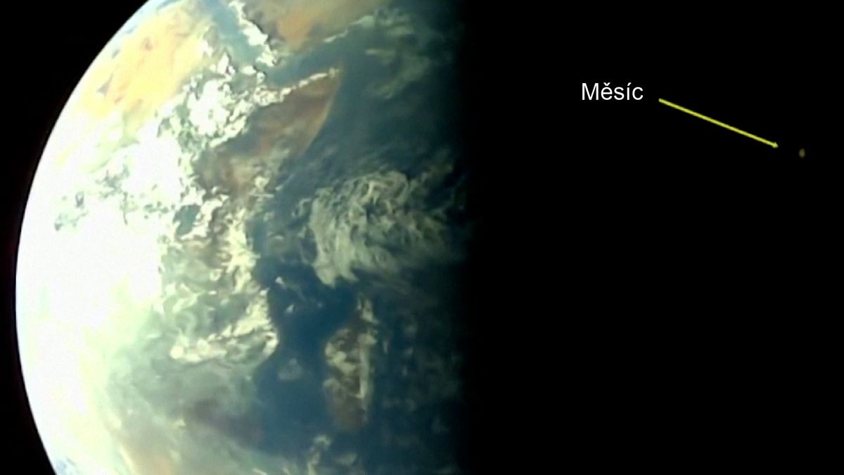 Indická kosmická loď vyfotila Zemi, Měsíc i sama sebe